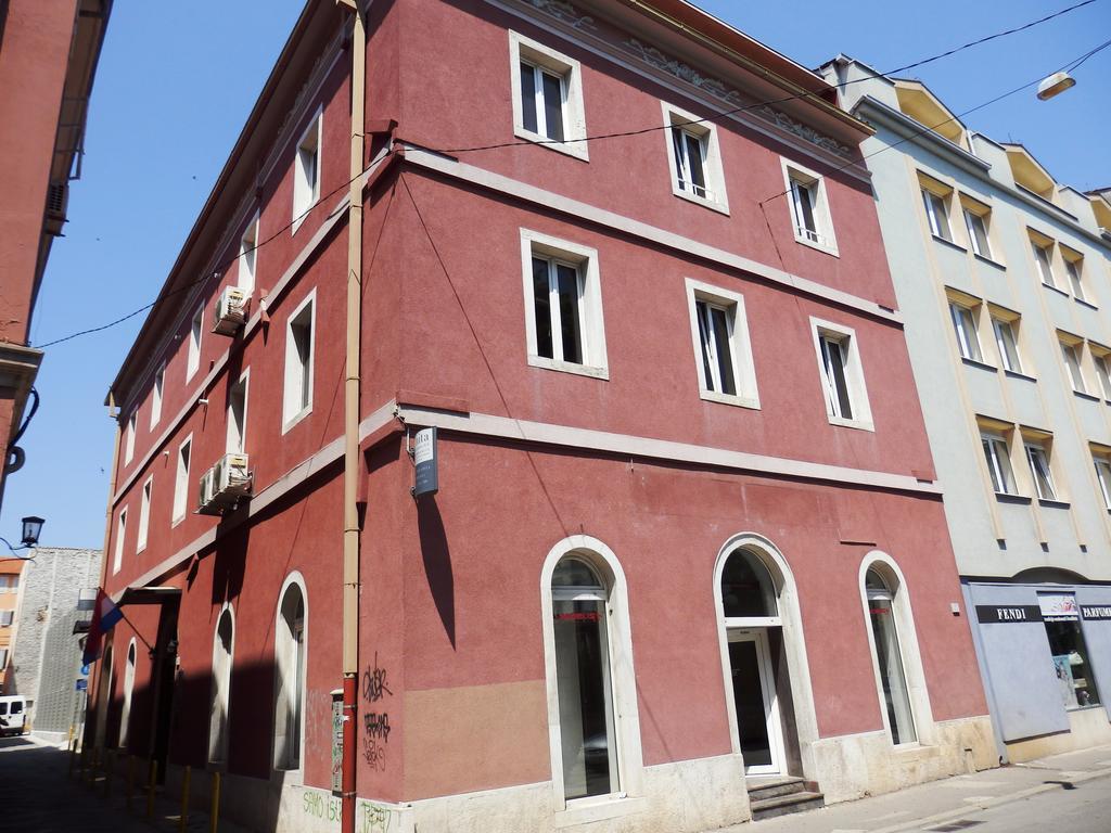 Center * Pula